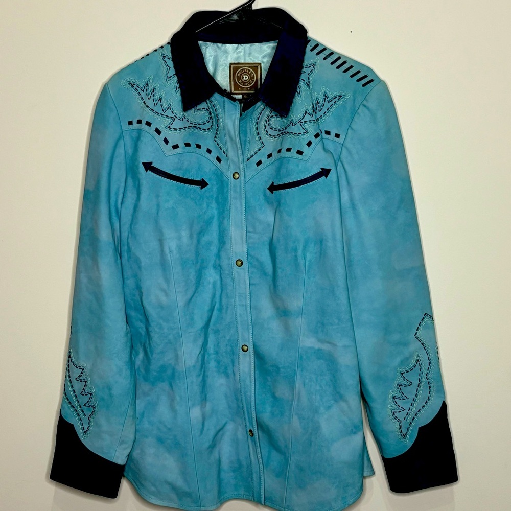 Double D Ranch women’s 100% leather button up. Blue with dark blue detailing.
